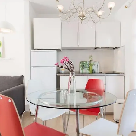 Charming In With Shared Pool Apartment *
