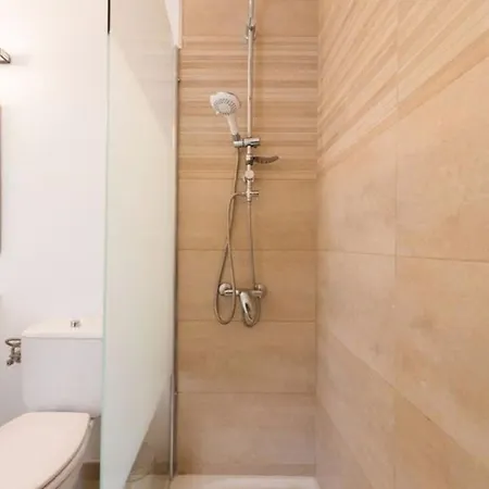 Charming In With Shared Pool Apartment *
