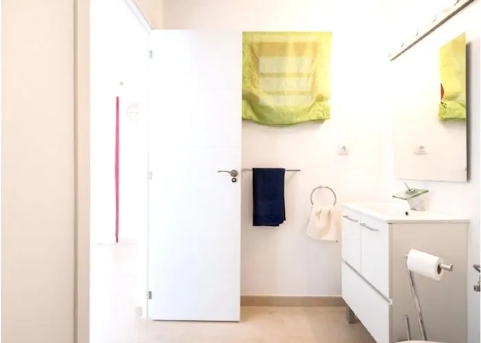 Charming In With Shared Pool Apartment